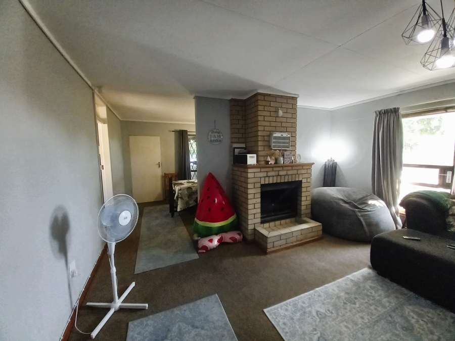 To Let 4 Bedroom Property for Rent in Rouxville Western Cape